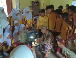 Siswa SD N 01 Wonopringgo Pekalongan Belajar Konservasi dari Seni Kriya Limbah Batok Kelapa