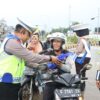 Satlantas Polres Pekalongan Bagikan Takjil Sekaligus Sosialisasikan Tertib Berlalu Lintas