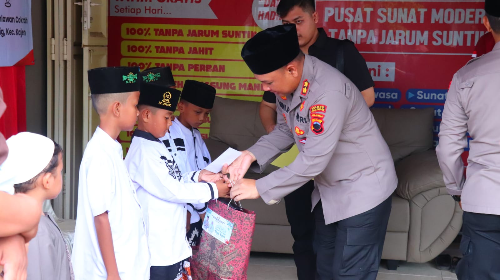 Berbagi Kebaikan di Bulan Ramadhan, Tujuh Anak Ikuti Sunat Ceria Bersama Kapolres Pekalongan