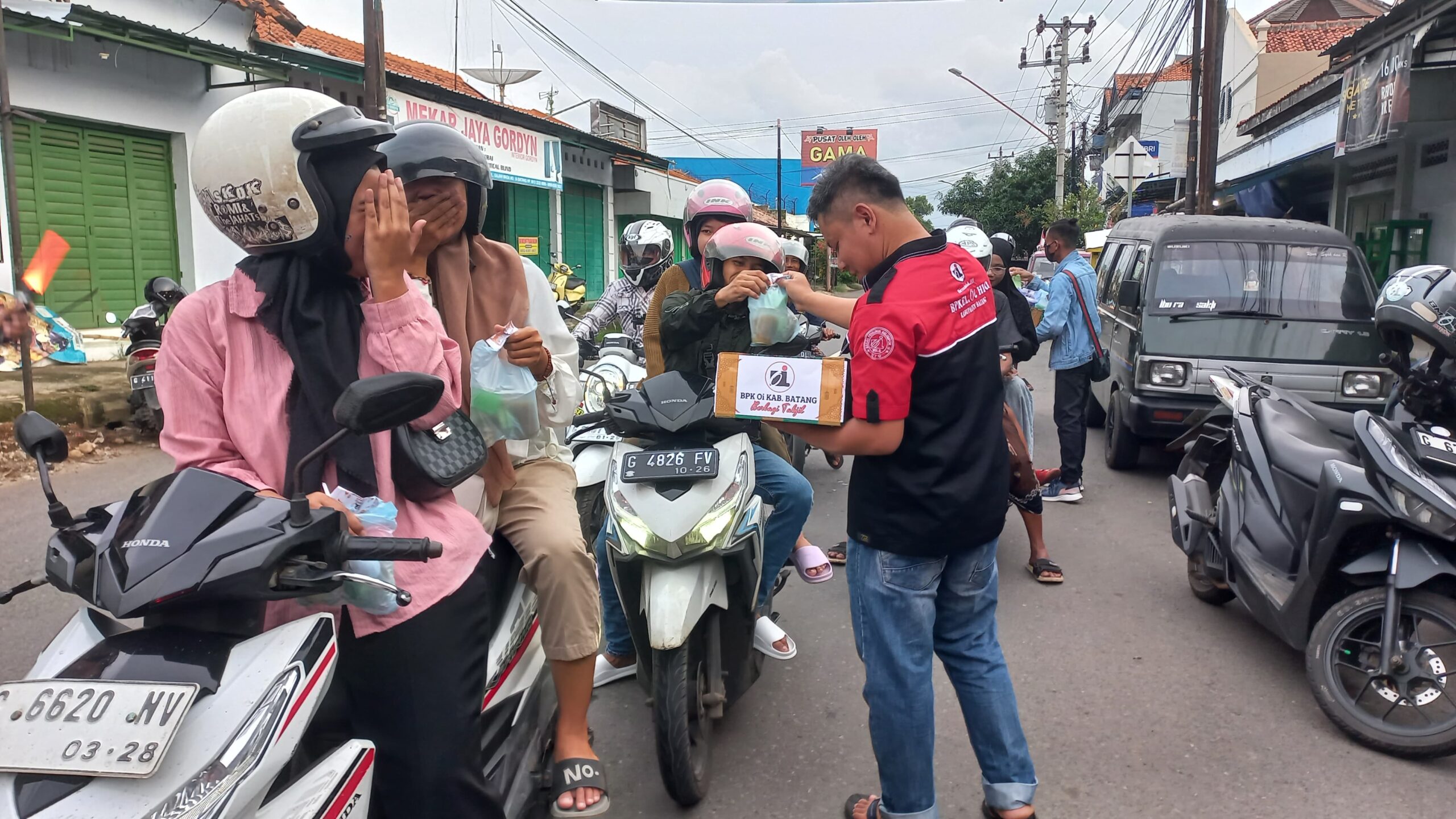 Oi Batang Gelar Aksi Berbagi, Bagikan Ratusan Takjil Gratis