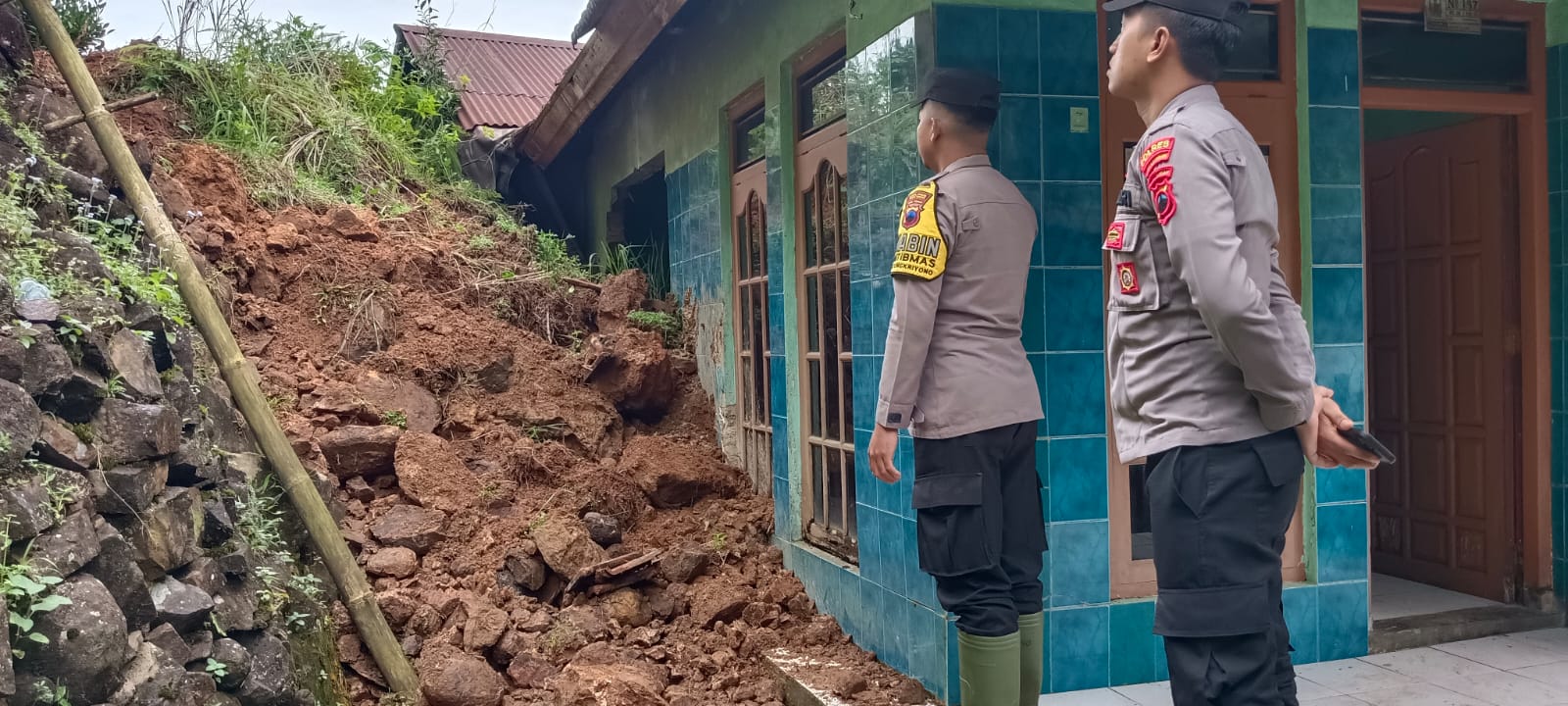 Satu Rumah Tertimpa Material Longsor, Warga Dan Polisi Gotong Royong 