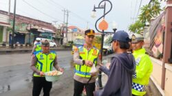 Warga Mengira Razia, Ternyata Satlantas Polres Batang Berbagi Takjil