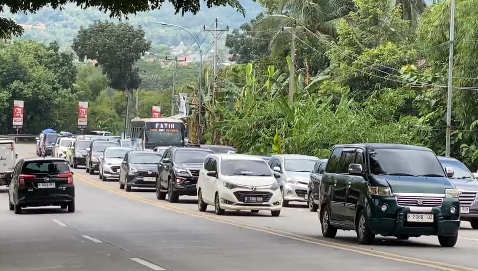 H+4 Lebaran, Kendaraan Pemudik Padat Merayap di Jalur Bumiayu-Linggapura