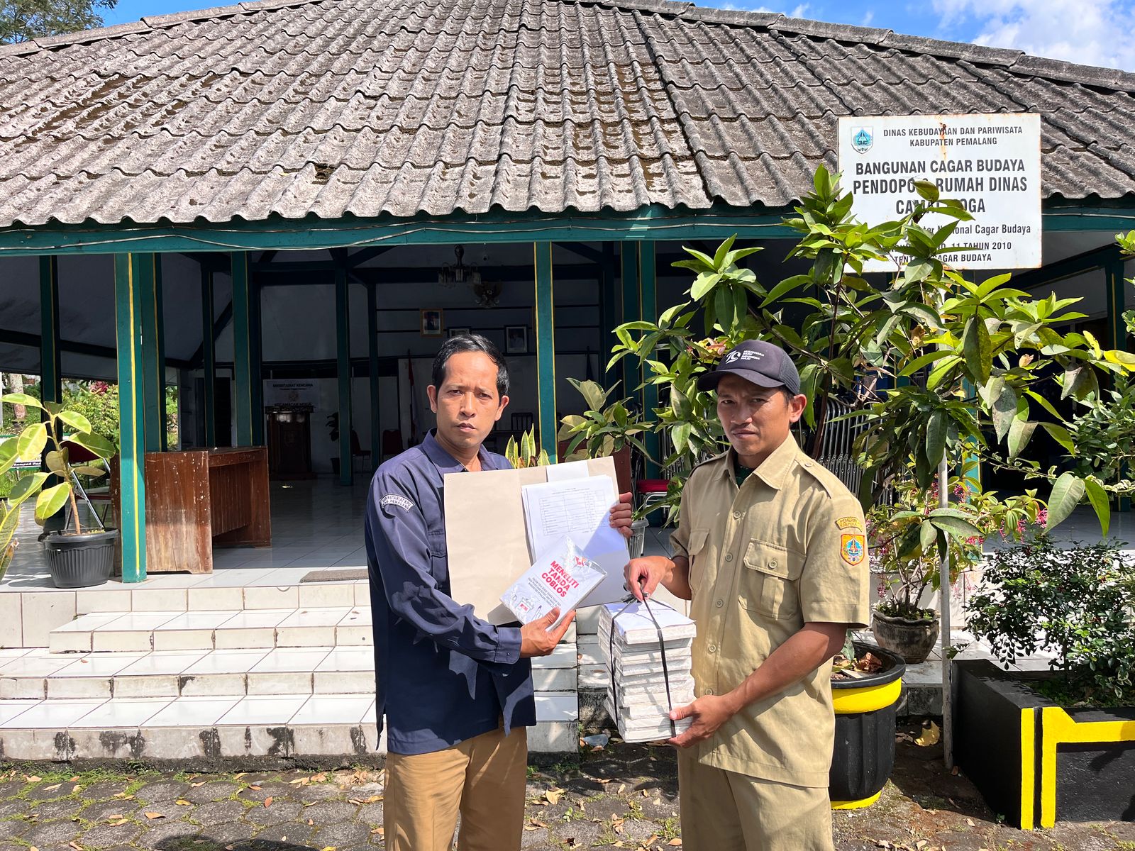 KPU Pemalang Bagi-bagi Buku Pilkada 2024 yang Unik dan Bersejarah