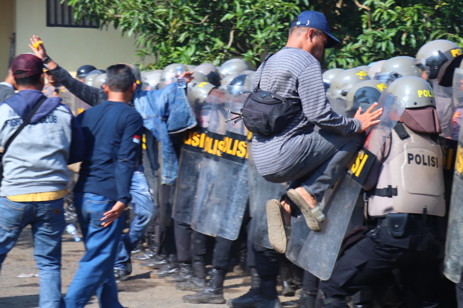 Polres Pekalongan Gelar Latihan Simulasi Pengamanan Unjuk Rasa yang Humanis