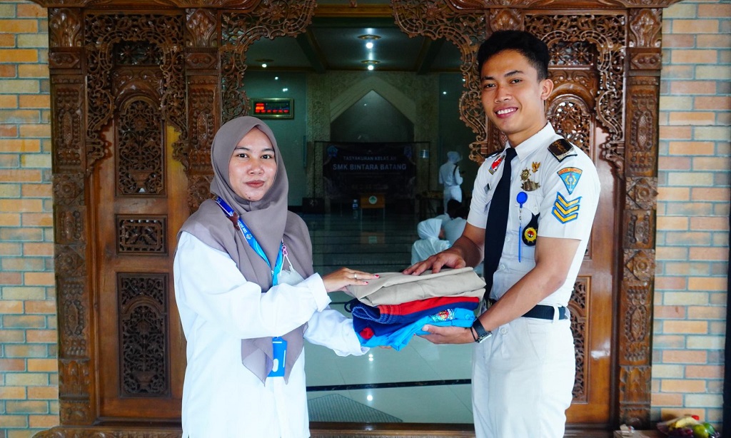 Rayakan Perpisahan, Siswa SMK Bintara Batang Sedekahkan Seragamnya