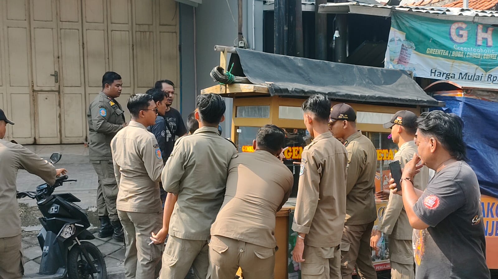 Penertiban PKL di Jalan Kartini Kota Tegal Nyaris Ricuh