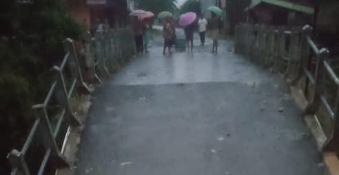 Ngeri!! Diterjang Banjir Jembatan Penghubung Dua Kecamatan di Brebes Putus