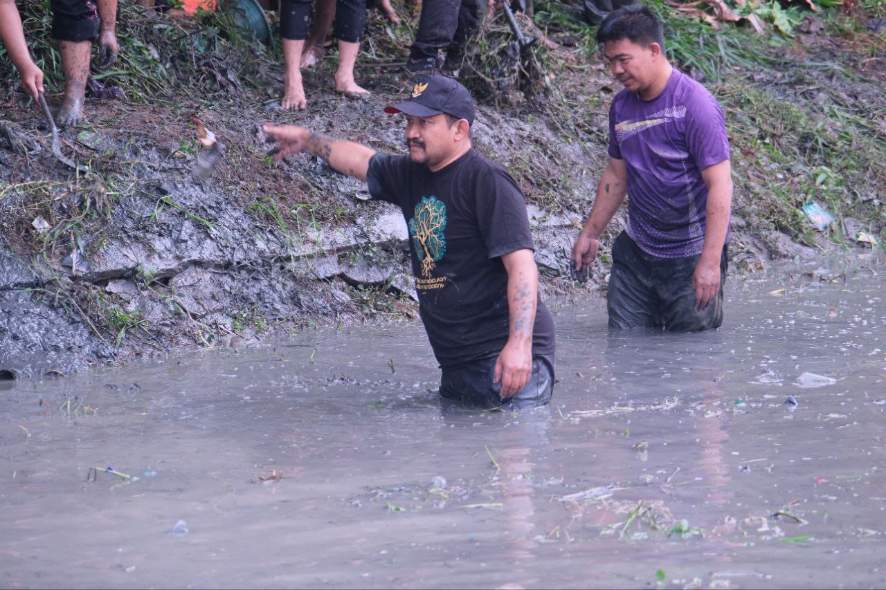 Bupati Pemalang Ikut Nyebur Bersih-bersih Kali Mulyoharjo 