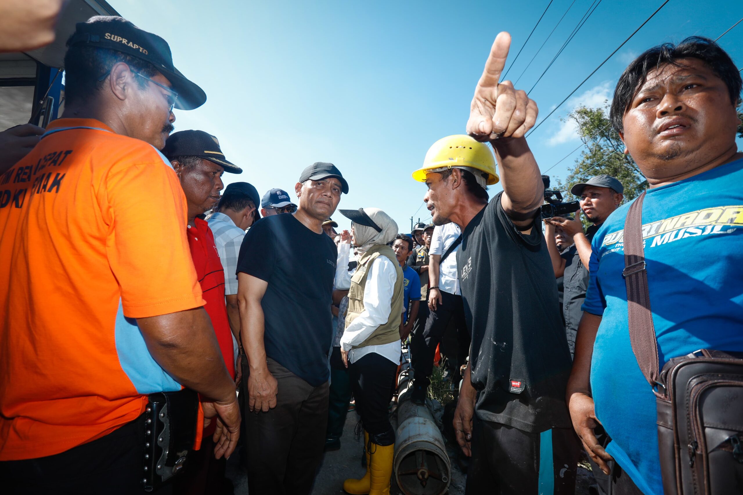Gubernur Ahmad Lutfhfi Sambangi Sayung, Warga Terharu dan Berharap Ada Solusi Nyata