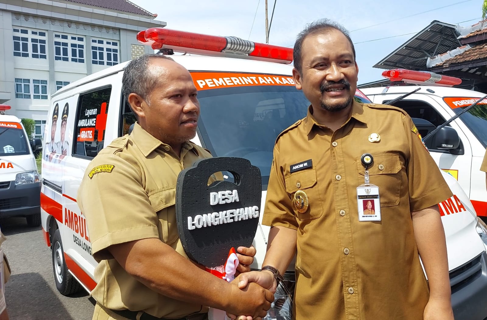 Realisasikan Program Prioritas, Bupati Pemalang Serahkan Ambulans Desa