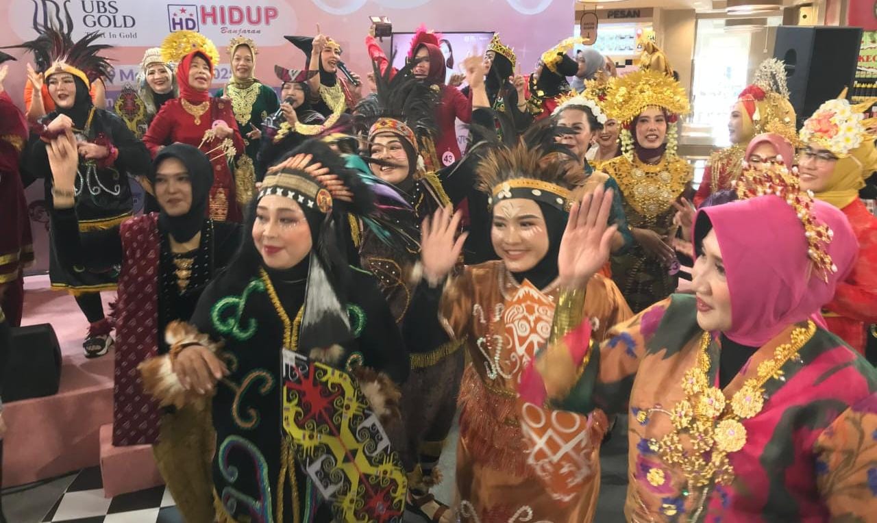 Lansia di Kota Tegal Antusias Ikuti Fashion Show Busana Adat dan Batik