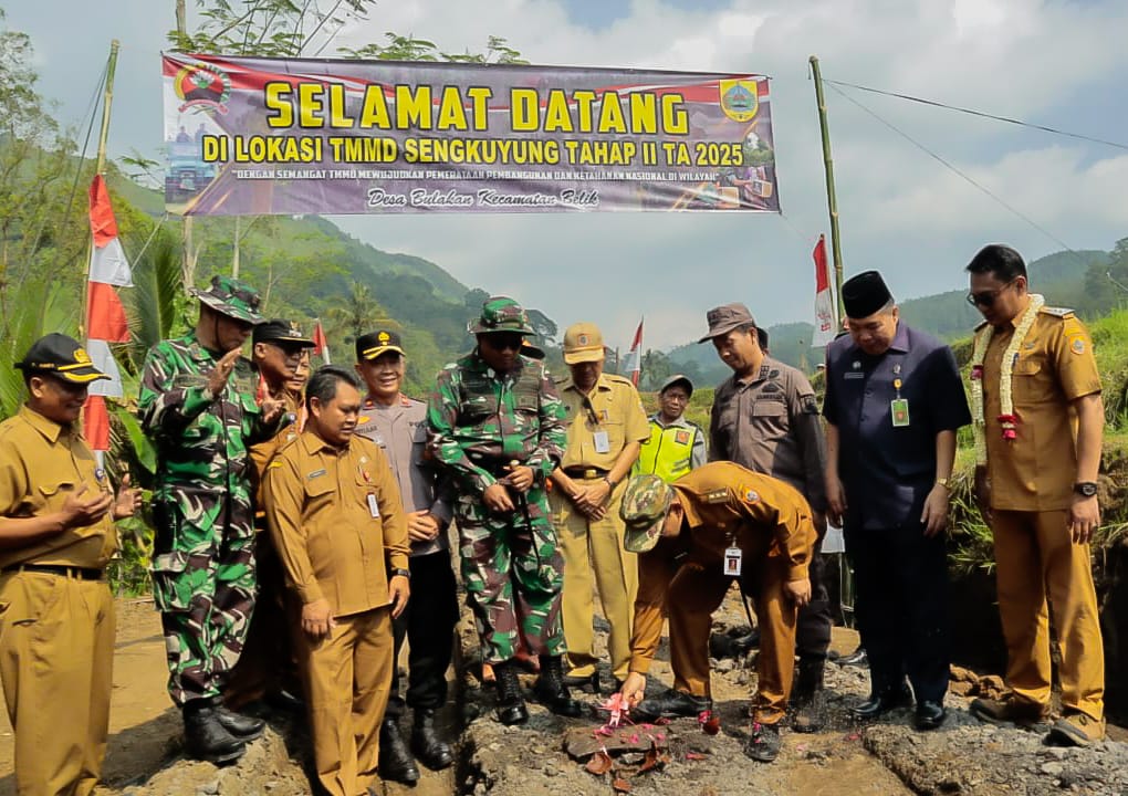 TNI Gotong Royong Buka Jalan Baru di Bulakan Pemalang