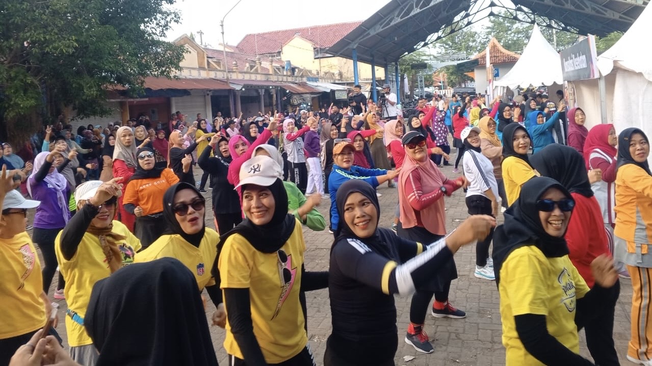 Jelajah Pasar Brebes Bareng ANTV, Warga Senam hingga Belanja Sembako Murah