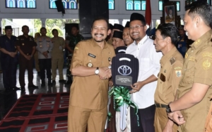 Tepati Janjinya, Bupati Anom Serahkan Bantuan Mobil Pondok Pesantren