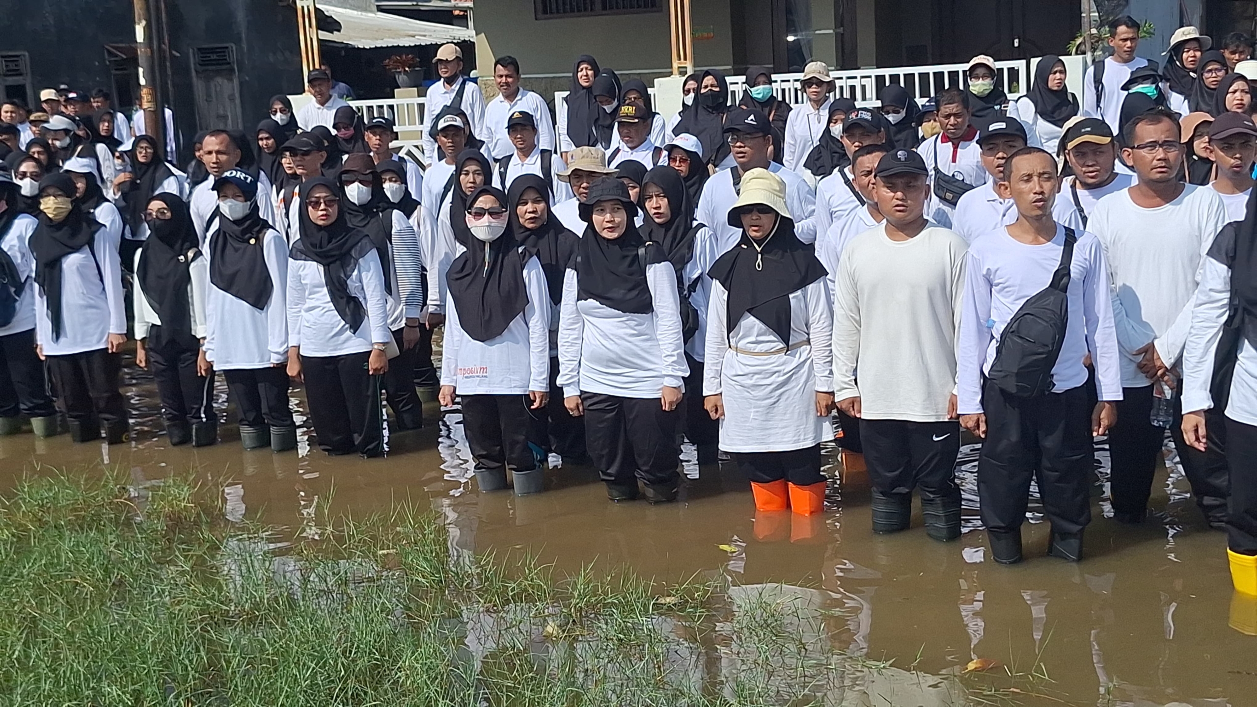 Ratusan PPPK Pemalang Terima SK Pengangkatan di Tengah Banjir Rob