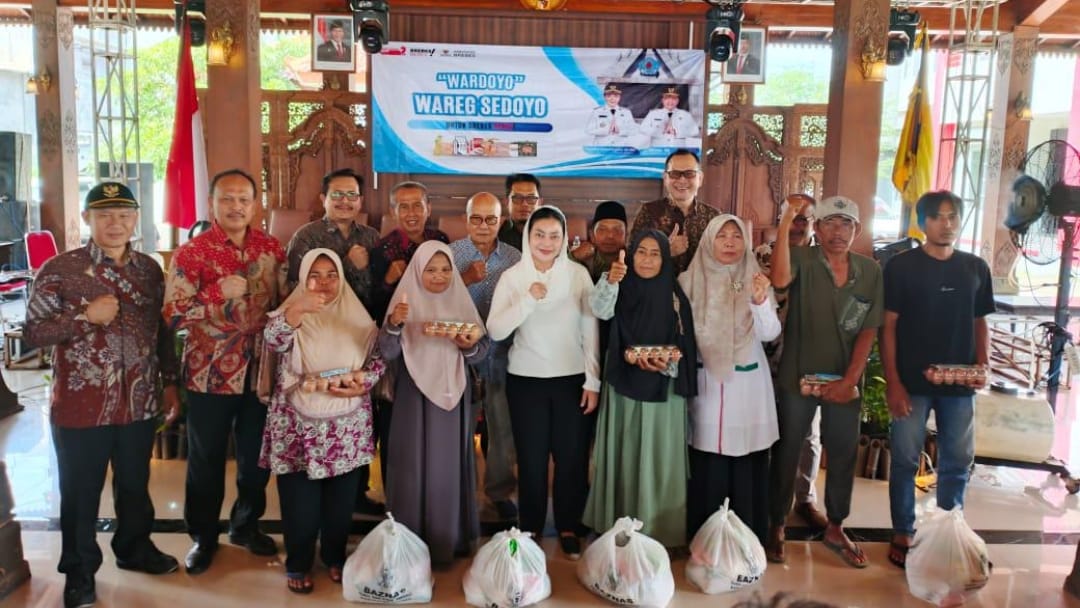 Program “Wareg Sedoyo”, Bupati Paramitha Salurkan Bantuan Sembako