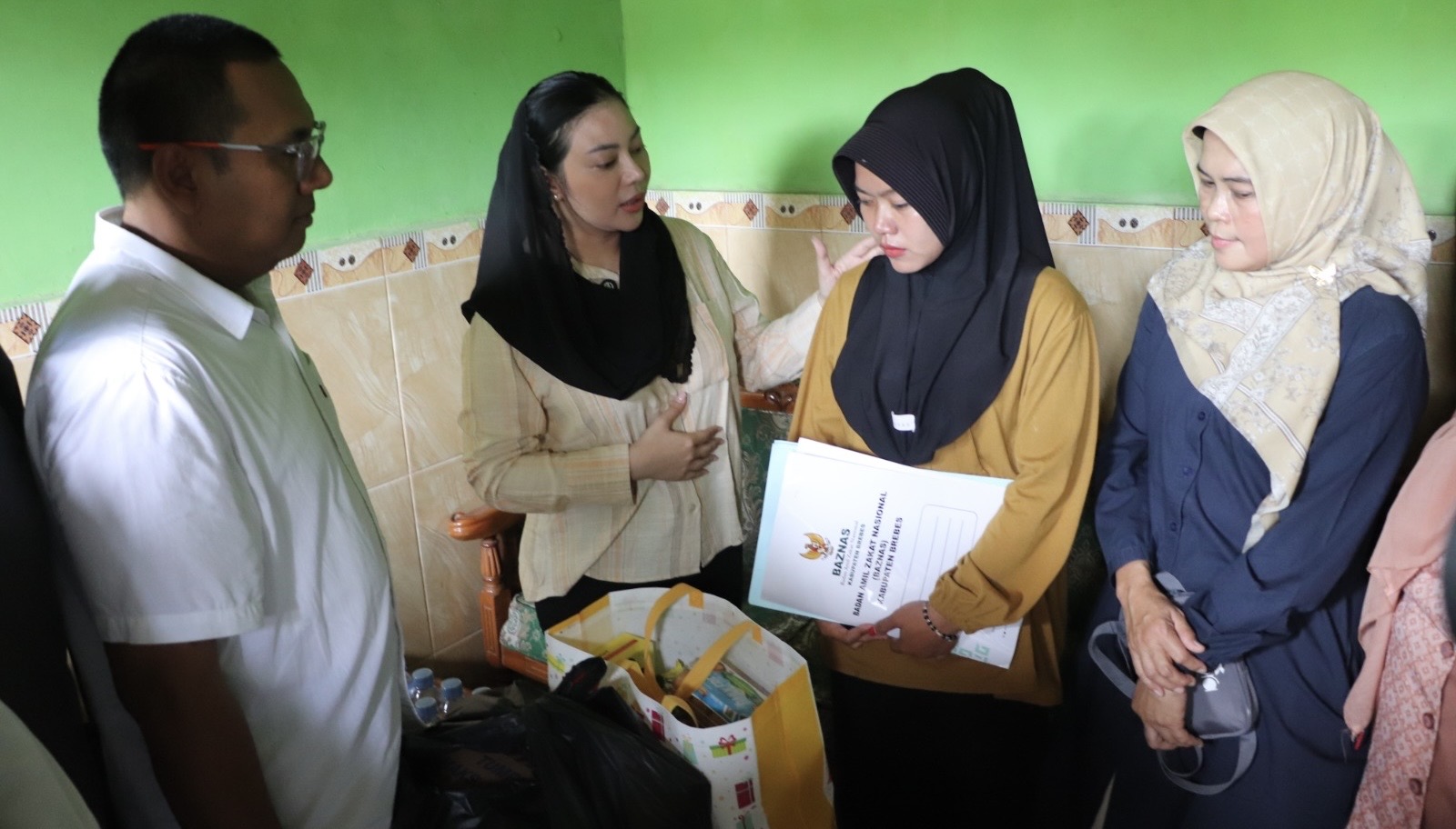 Bupati Brebes Kunjungi Warga Karangsari yang Derita Kanker Usus, Serahkan Bantuan dan Dukung Moril