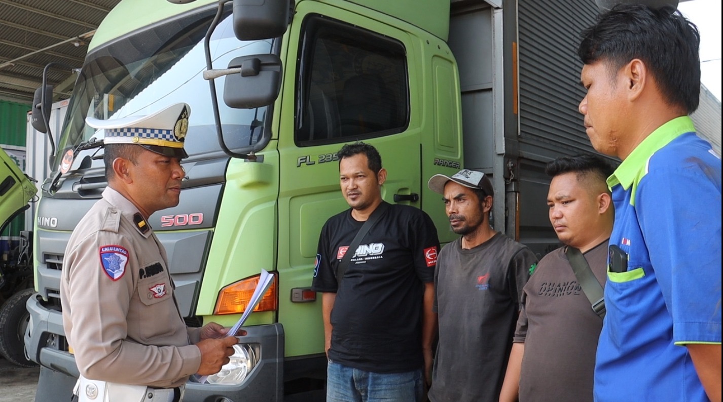 Polres Pemalang Sosialisasikan Aturan ODOL ke Sopir-sopir Truk