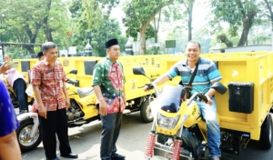 Dukung Lingkungan Bersih, Pemkab Pekalongan Hibahkan 20 Kendaraan Pengangkut Sampah ke Masyarakat