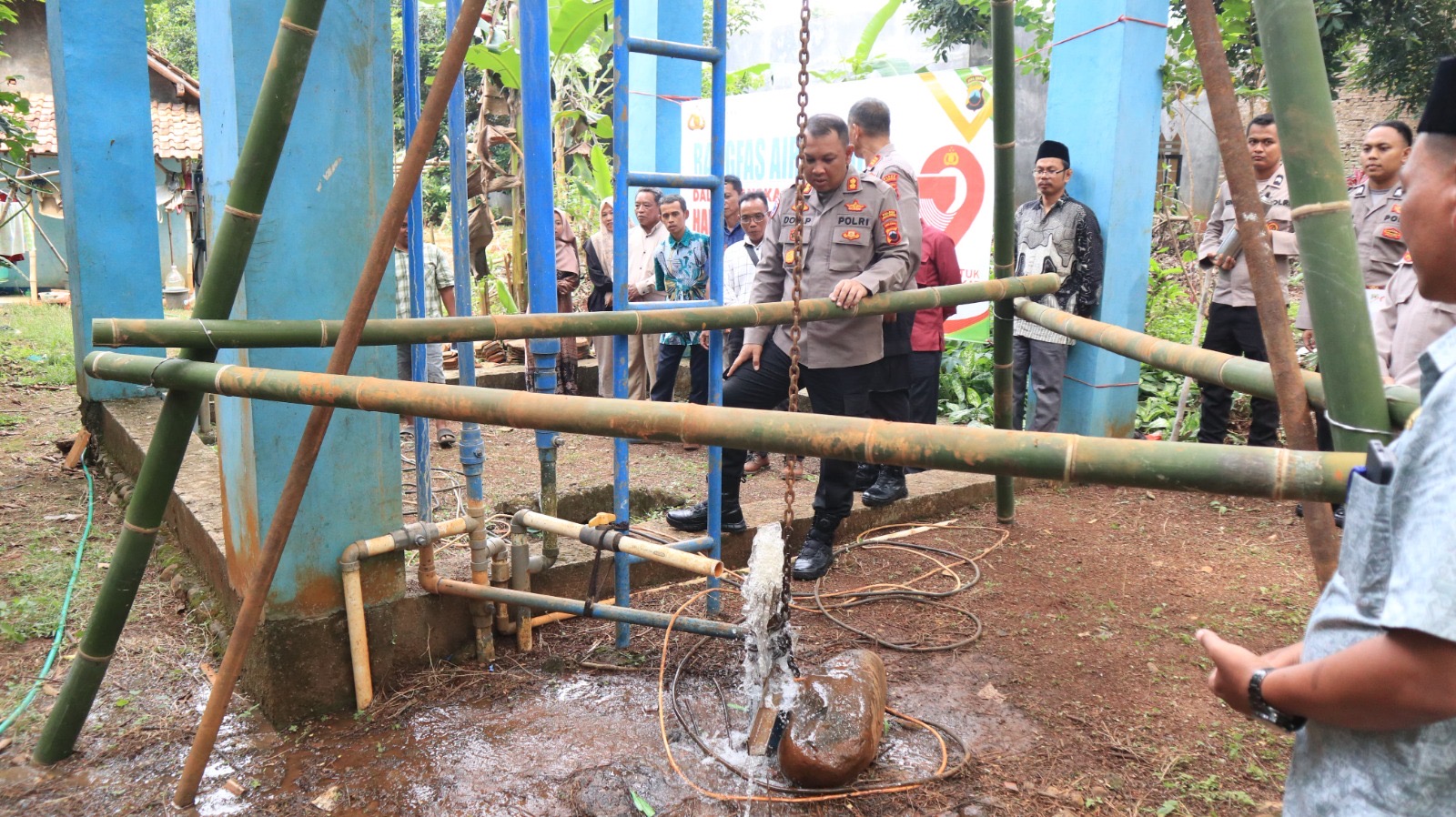 Sambut Hari Bhayangkara Ke-79, Polres Pekalongan Laksanakan Kegiatan Bangfas Air Bersih di Desa Rowolaku