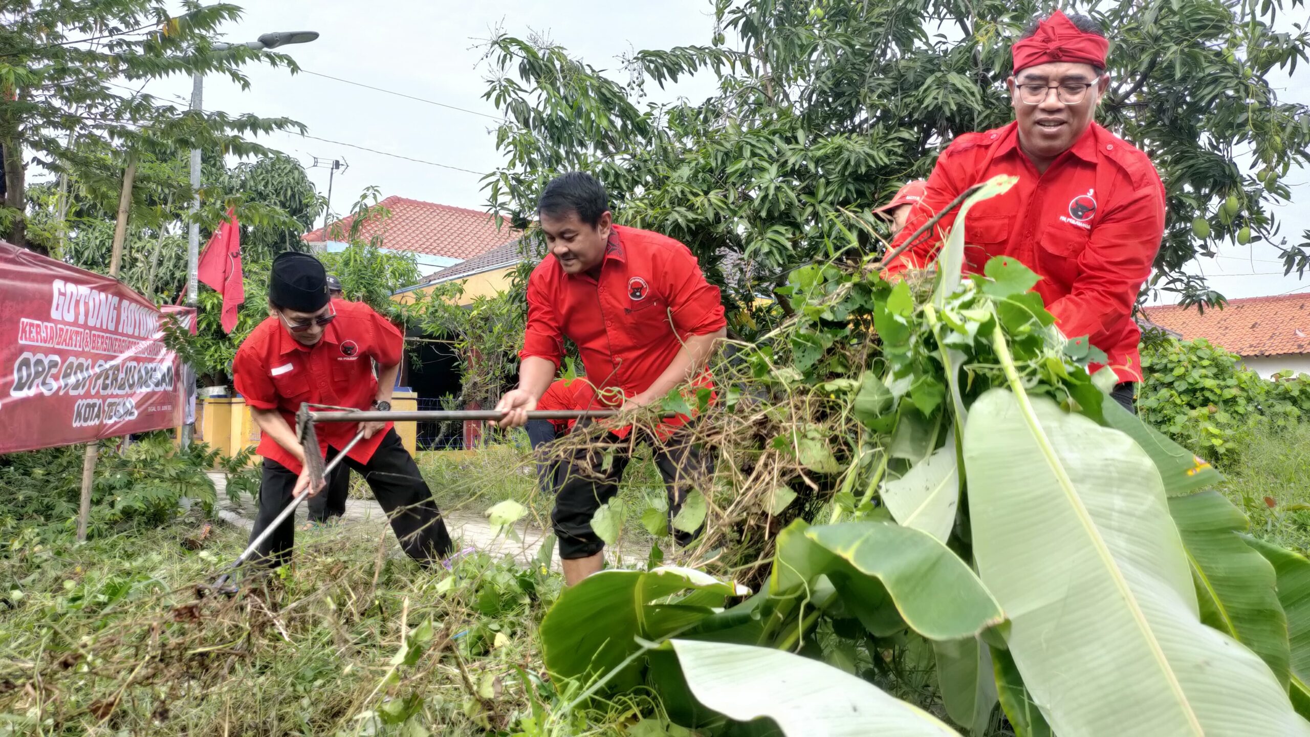 PDI Perjuangan Kota Tegal Inisiasi Kerja Bakti di Krandon Pasca Banjir