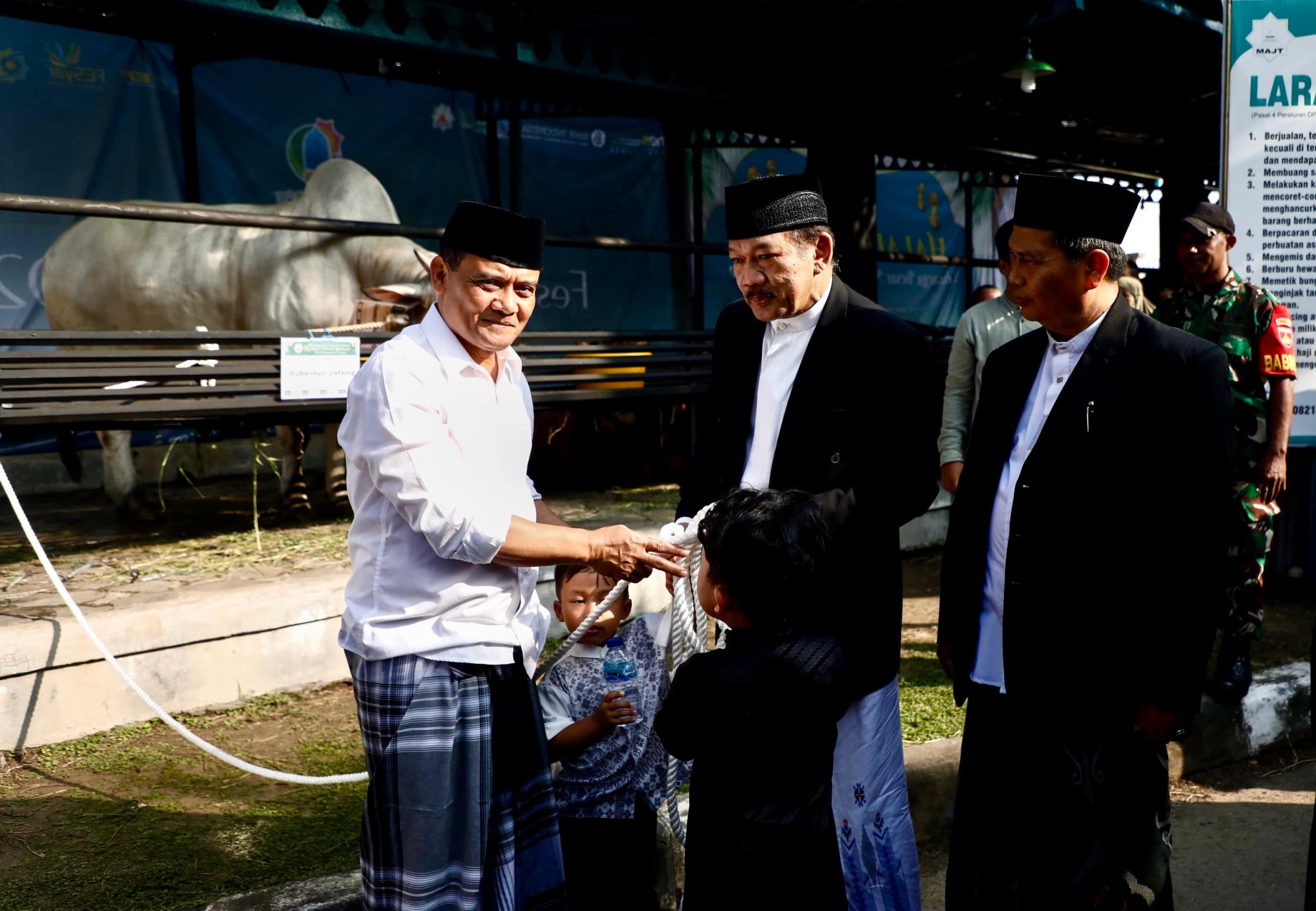 Gubernur Jateng Serahkan Sapi Kurban ke MAJT, Total 547.590 Hewan Disiapkan