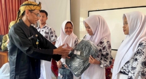 Siswa Terdampak Rob Gembira Terima Tas dan Alat Tulis dari Disdikbud Jateng