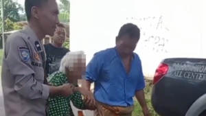Respon Cepat Bhabinkamtibmas Polsek Wonopringgo Tangani Nenek yang Terlantar