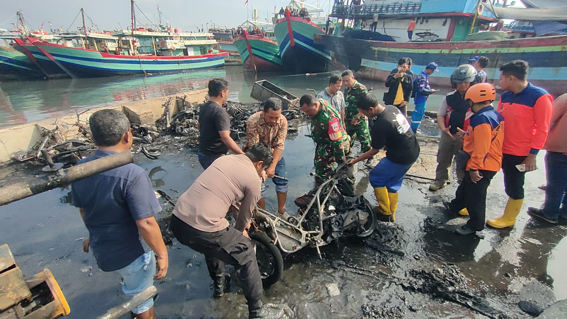 Kebakaran Hanguskan 16 Motor di Dermaga Pelra Pelabuhan Tegal
