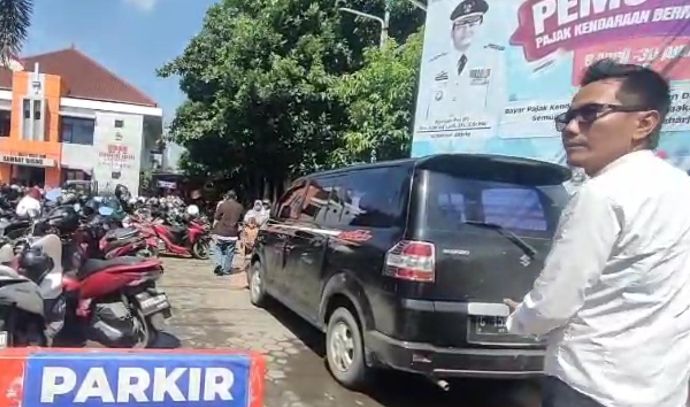 Kantor Samsat Brebes Dibanjiri Warga di Hari Terakhir Pemutihan Pajak