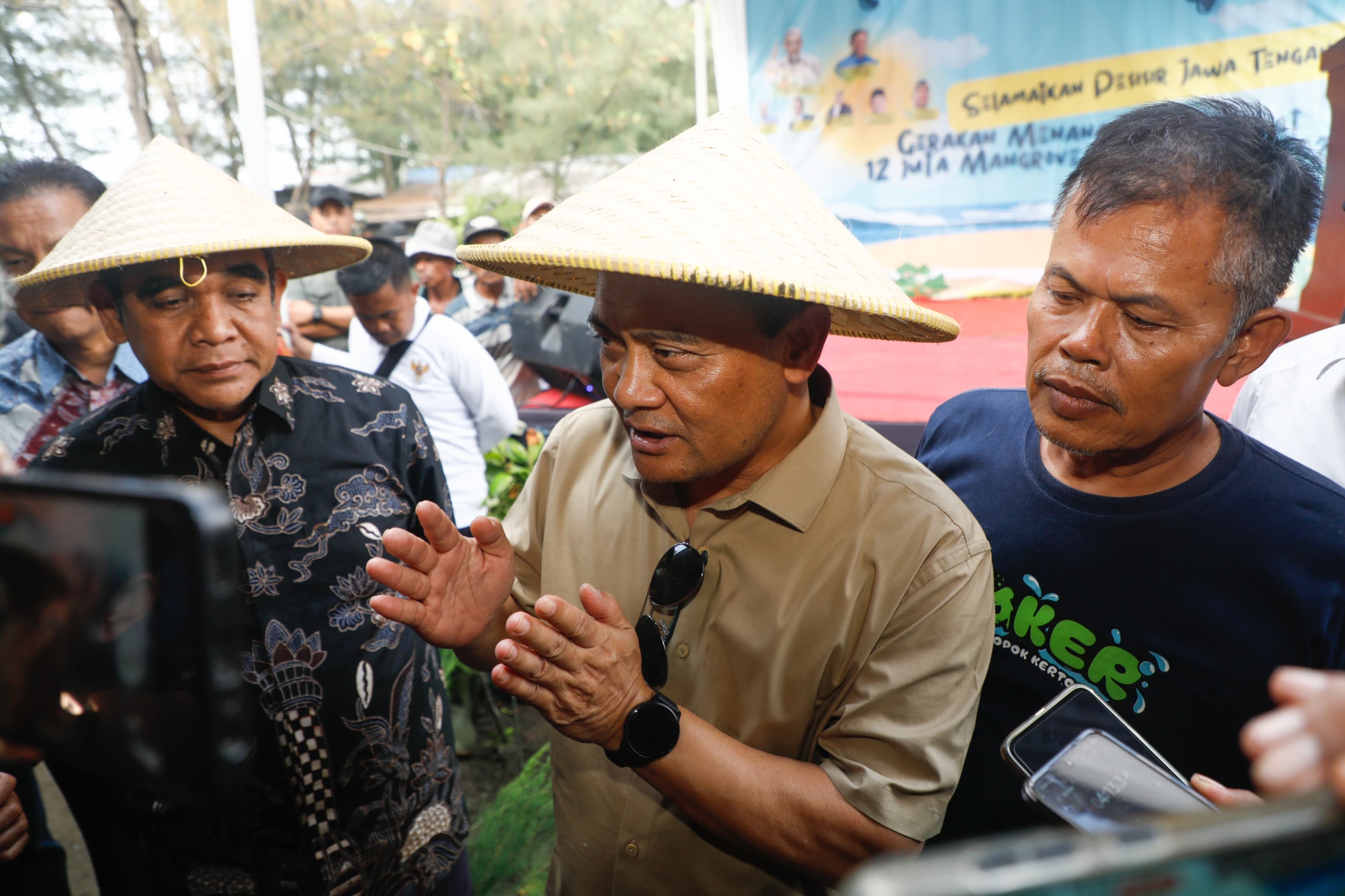 Ahmad Luthfi Menargetkan Banjir Rob Sayung Selesai Akhir 2026