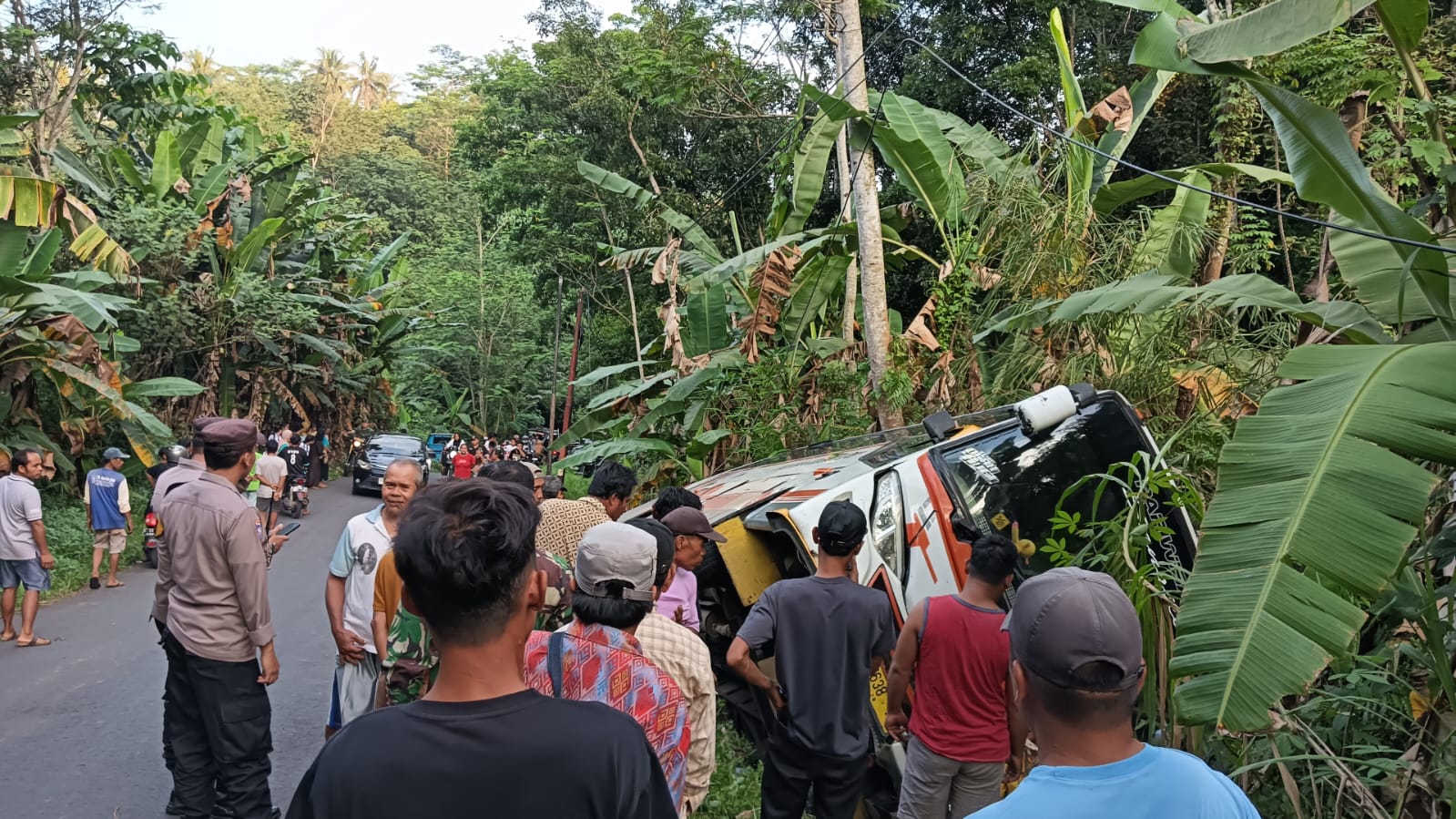Bus Pariwisata Terperosok ke Parit Usai Hadiri Kondangan di Pecalungan Batang