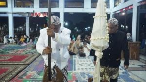 Peringati Malam Satu Suro, Bupati Batang Terkesima Budaya Penjemasan Pusaka Tombak Abirawa