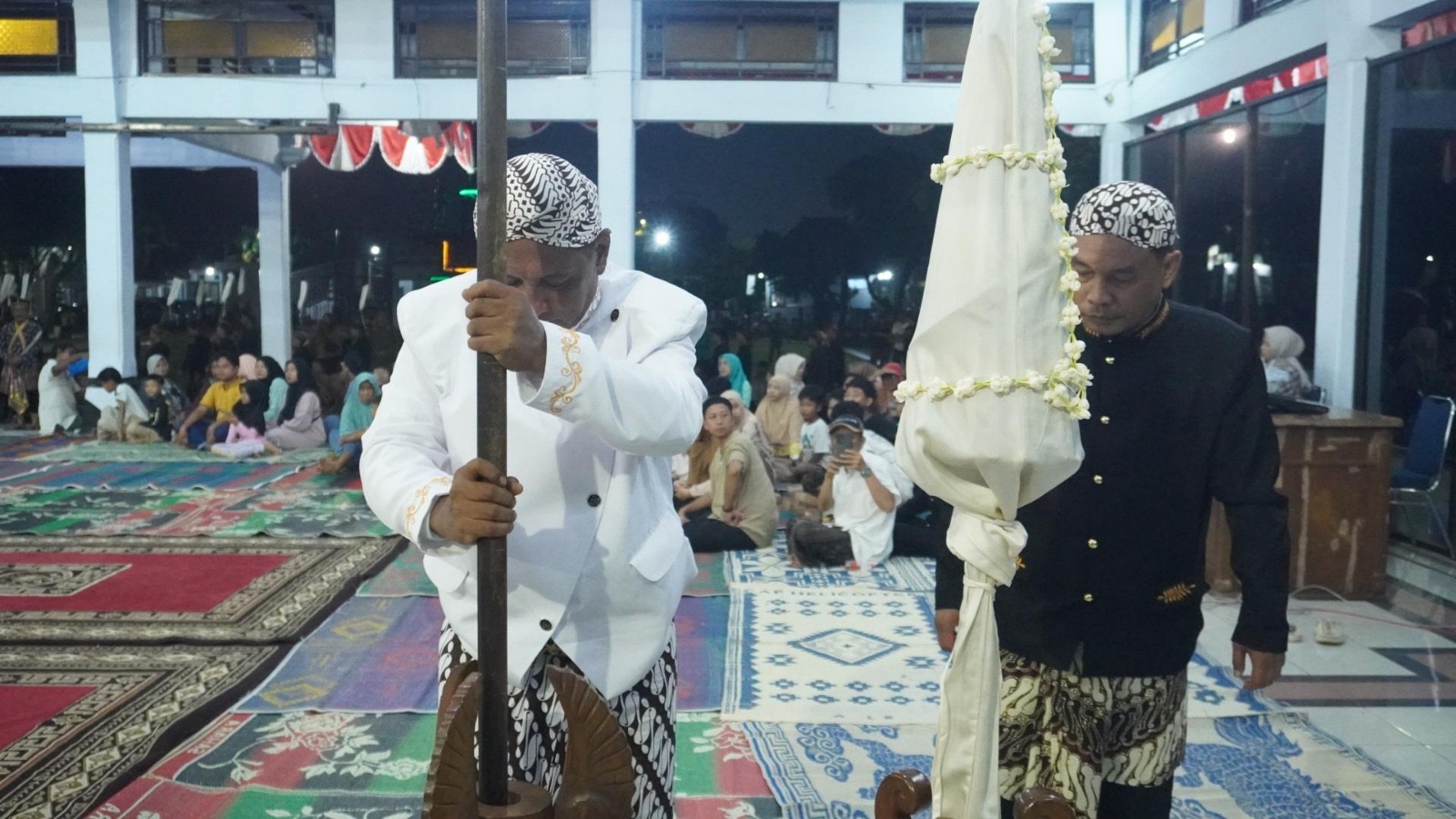 Peringati Malam Satu Suro, Bupati Batang Terkesima Budaya Penjemasan Pusaka Tombak Abirawa