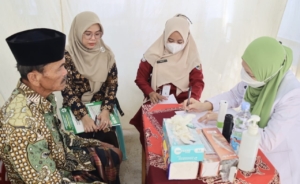 Pemprov Jateng Bantu Korban Banjir Rob Demak dengan Pelayanan Gratis dan Sembako