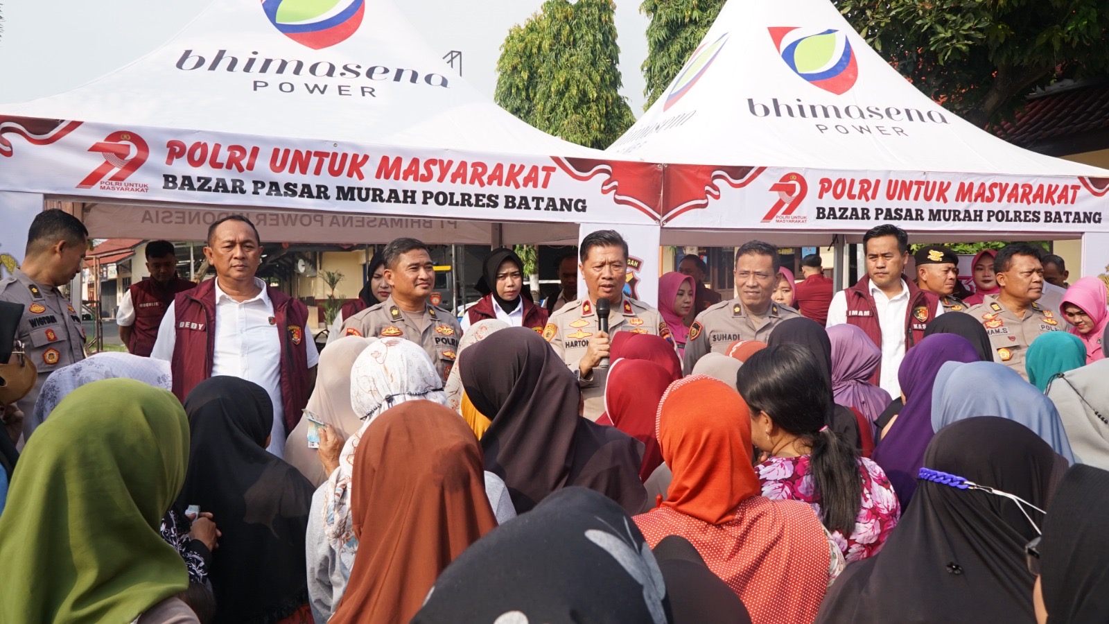 HUT ke-79 Bhayangkara : Masyarakat Antusias Sambut Pasar Murah Polres Batang