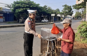 Jumat Berkah Satlantas Pekalongan Bagikan Sembako dalam Ops Patuh Candi 2025