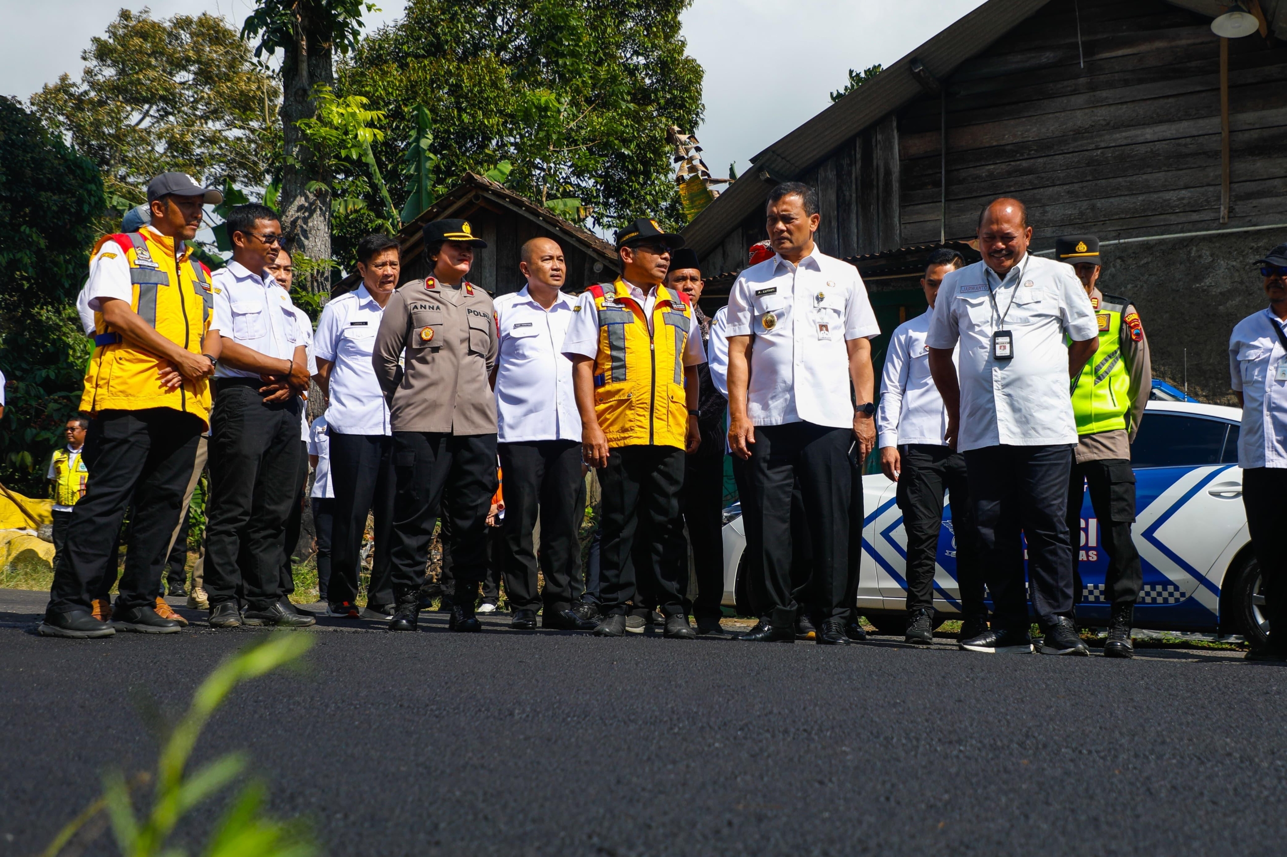 Sempat Dikeluhkan Warga, Jalan Parakan – Patean Mulai Diperbaiki