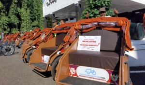 Tukang Becak Pemalang Sumringah, Dapat Becak Listrik dari Presiden Prabowo