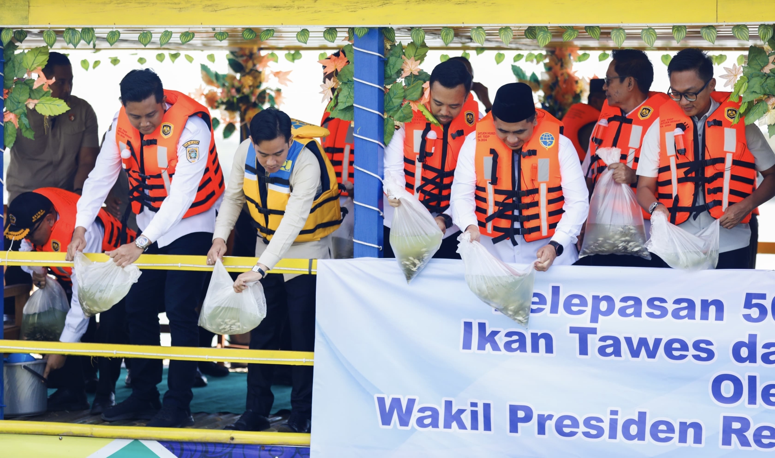 Ahmad Luthfi dan Taj Yasin Dampingi Gibran Tebar 50 Ribu Benih Ikan untuk Jaga Ekosistem Waduk Rowo Jombor