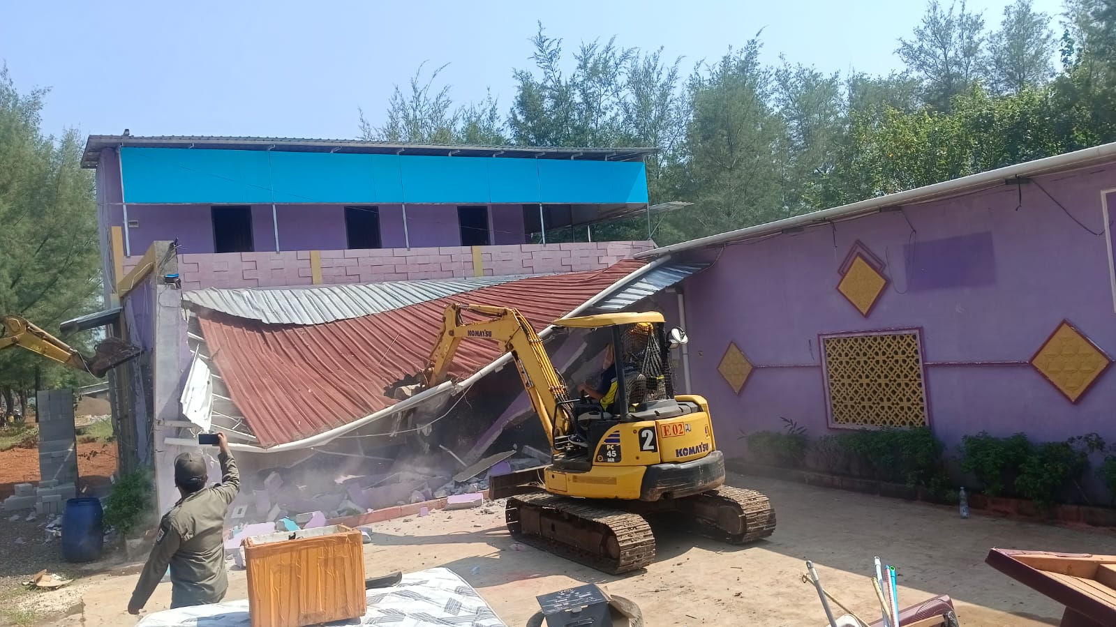 Puluhan Cafe Di Kawasan Pantai Sigandu Batang Dibongkar Paksa