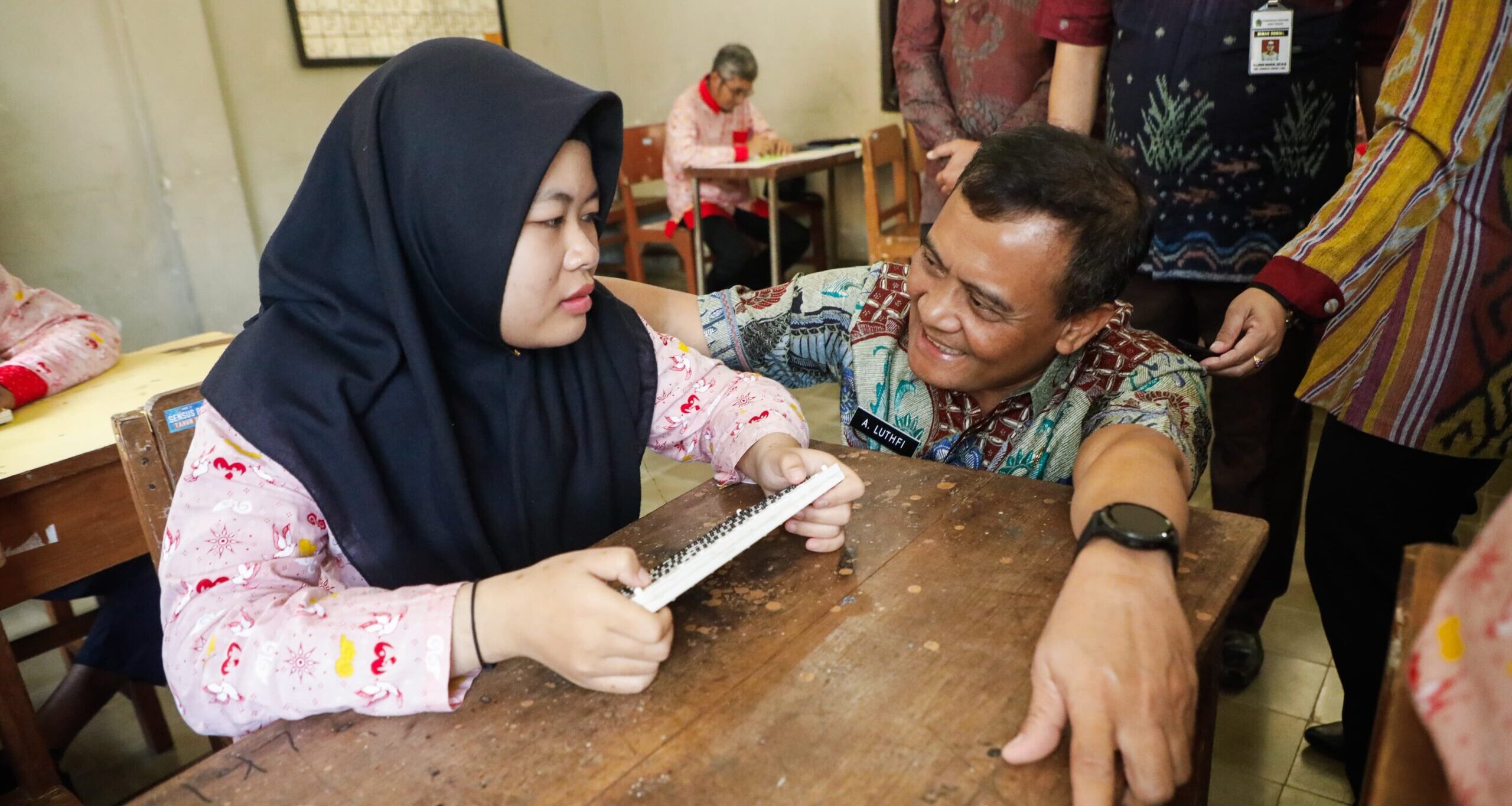 Penyandang Disabilitas Netra di Panti Penganthi Tunjukkan Semangat dan Kebahagiaan Saat Dikunjungi Ahmad Luthfi