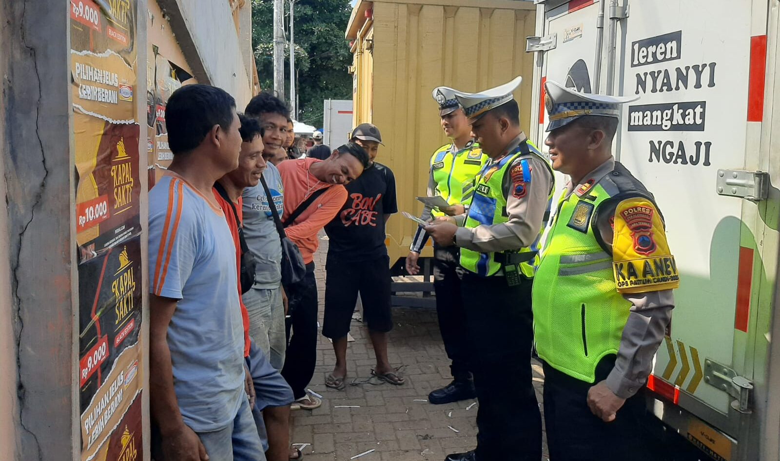 Sambangi Sopir Angkutan di Pasar Kajen, Satlantas Pekalongan Sosialisasikan Operasi Patuh Candi 2025
