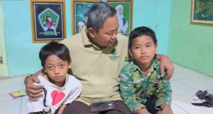 Ingin Bertemu Ibu, Kisah Dua Bocah dan Hati Besar Mbah Tarjo