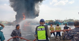 Kapal Jaring Tarik Berkantong Terbakar di Pelabuhan Pelindo