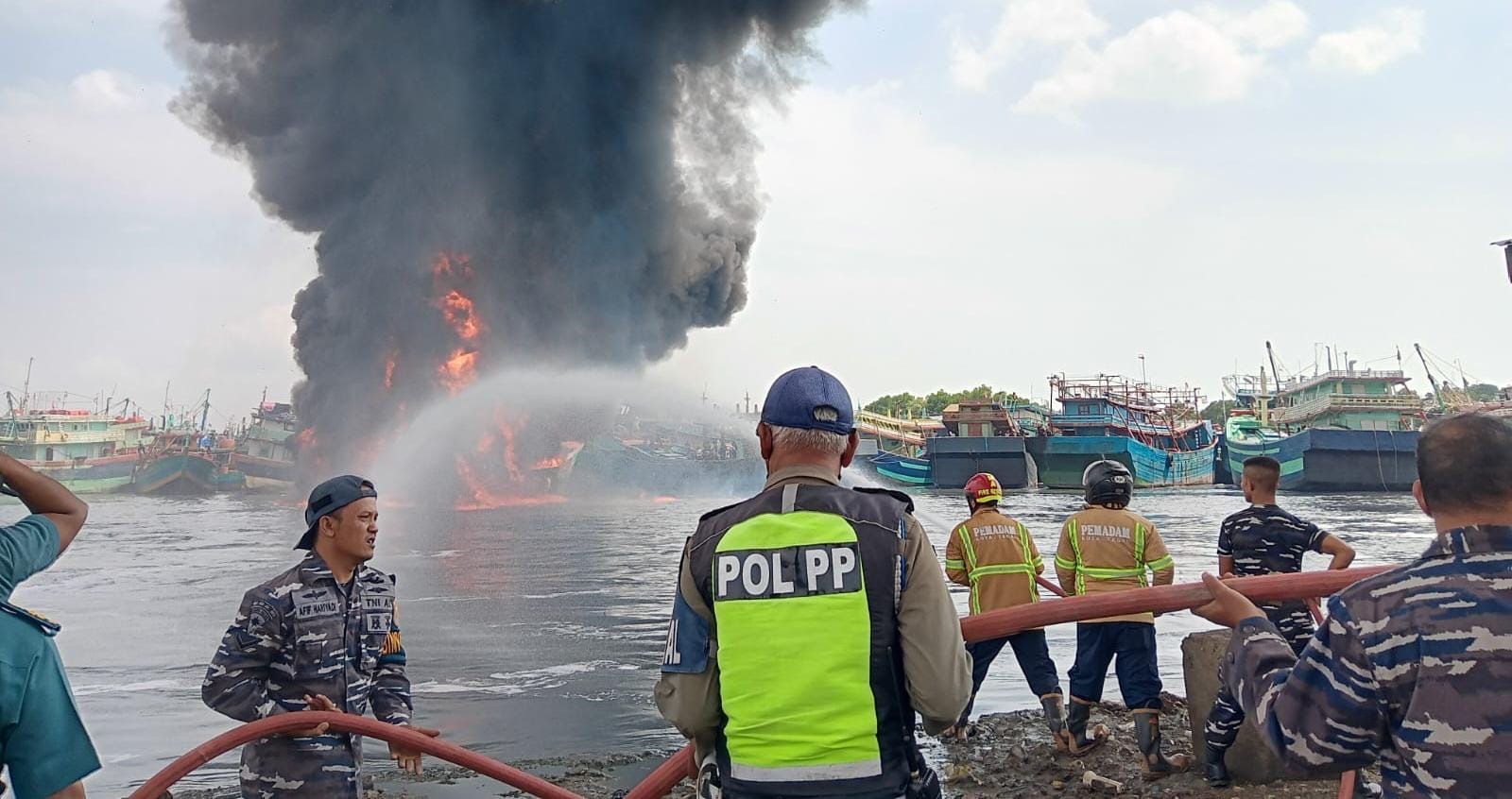 Kapal Jaring Tarik Berkantong Terbakar di Pelabuhan Pelindo