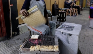 Nostalgia Jajanan Gemblong Bakar Legendaris di Sudut Kota Pemalang