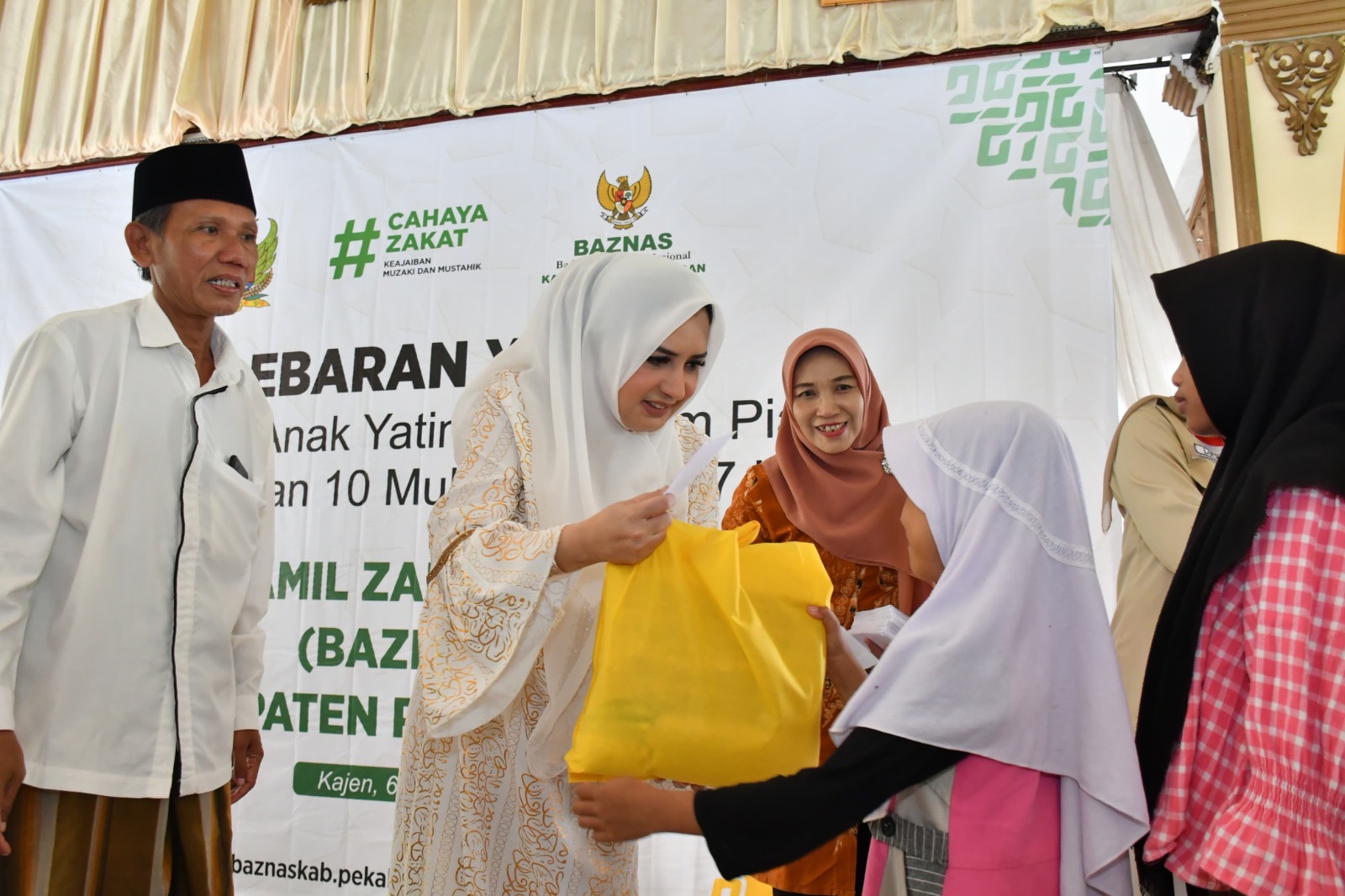 Momen 10 Muharam, Bupati Fadia Salurkan Santunan untuk Ratusan Anak Yatim Piatu