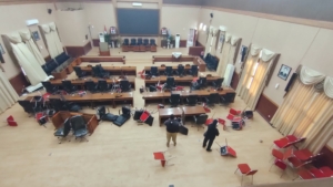 Kondisi Terkini Gedung DPRD Kota Tegal, Pegawai Bersihkan Sisa Aksi dan Pecahan Material